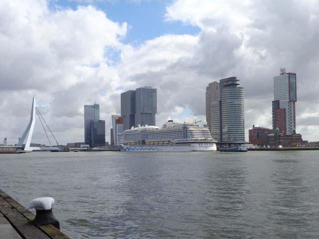 AIDAprima aan de Cruise Terminal Rotterdam